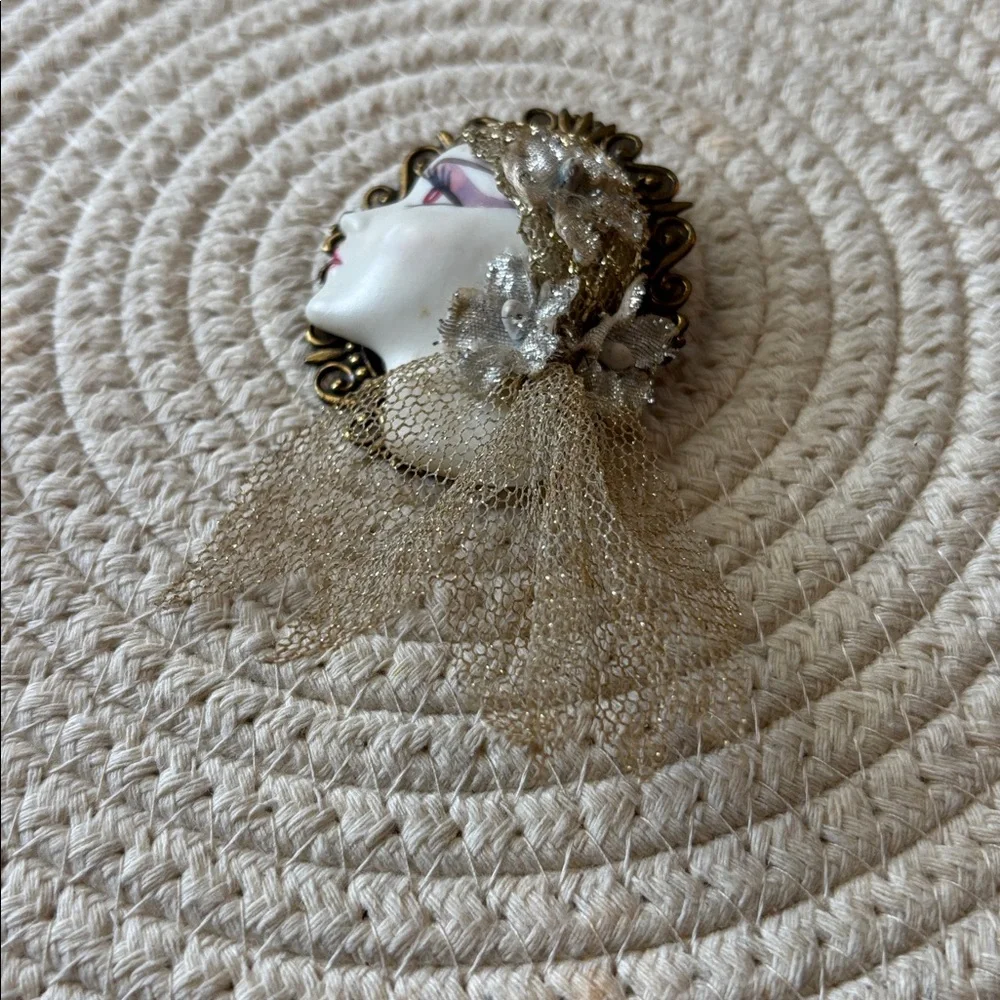 Vintage Porcelain Flapper Feminine Face Brooch with Metallic Veil - Picture 3 of 6